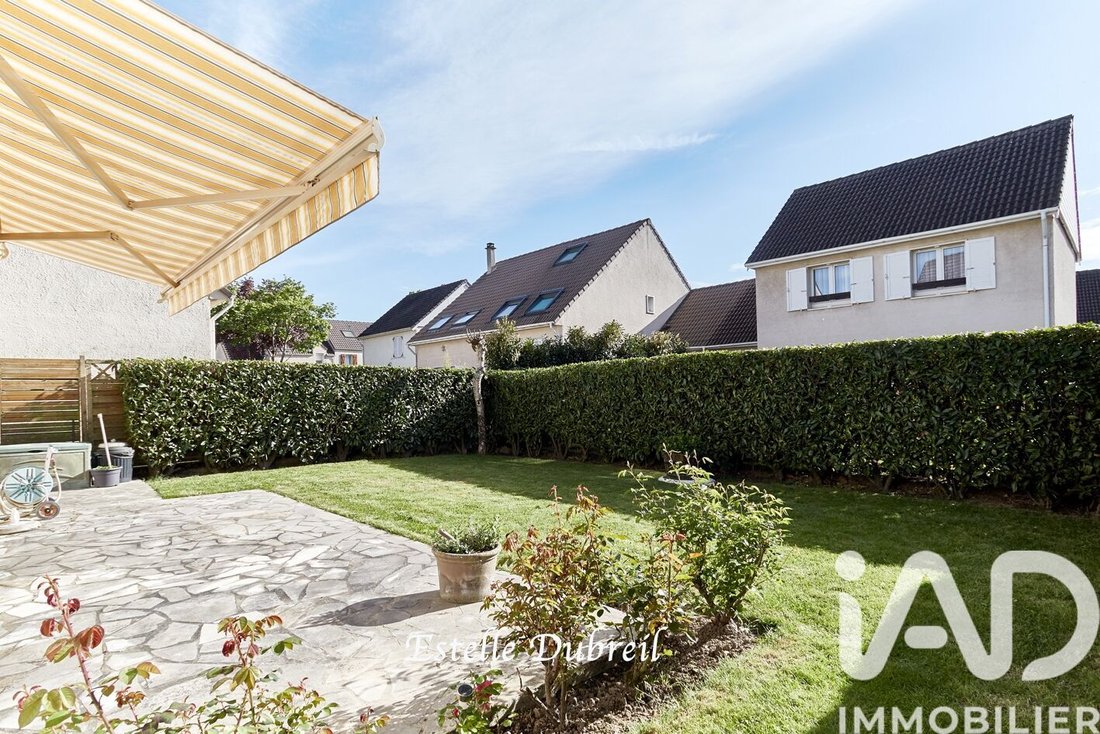 House in Montigny-le-Bretonneux, Ile-de-France, France 2 - 18038552