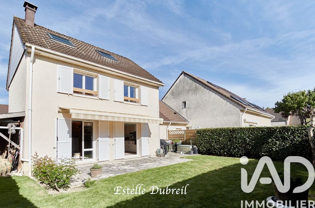 House in Montigny-le-Bretonneux, Ile-de-France, France 1 - 18038552