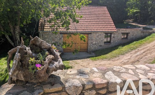 Maison à Saint-Laurent-de-Cerdans, Occitanie, France 1