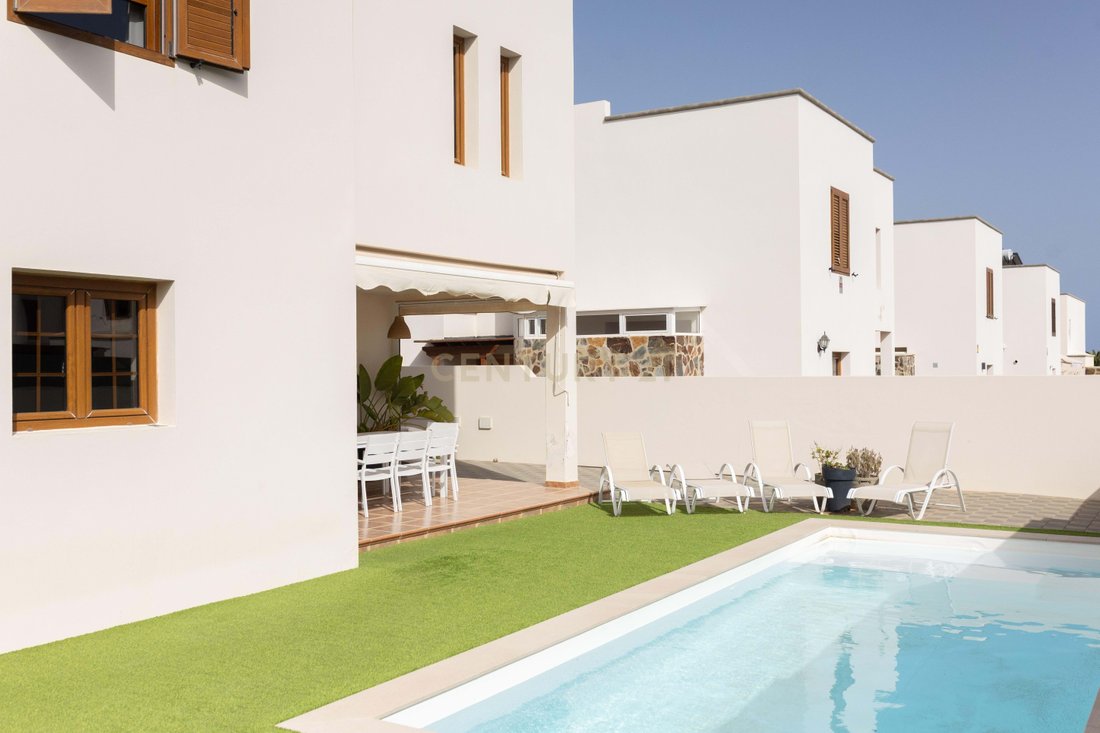 Villa in Costa Teguise, Teguise, Canary Islands 2 - 18034195