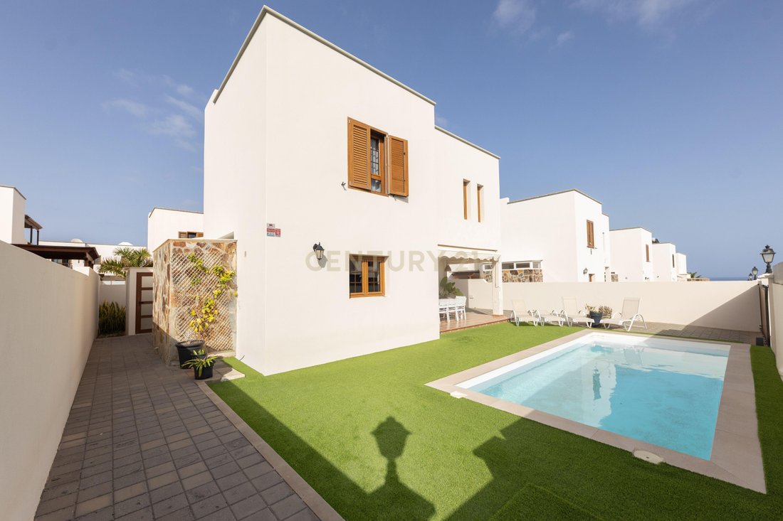 Villa in Costa Teguise, Teguise, Canary Islands 1 - 18034195