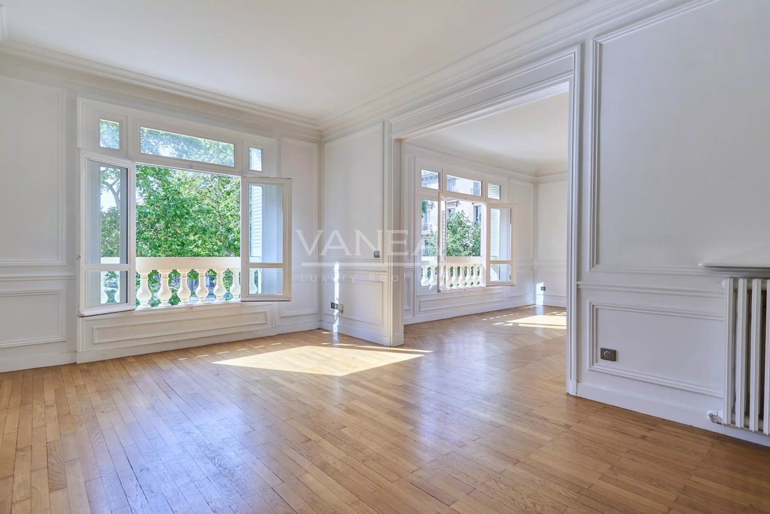Apartment in Gros Caillou, Paris 7e Arrondissement, Paris 2 - 15863546