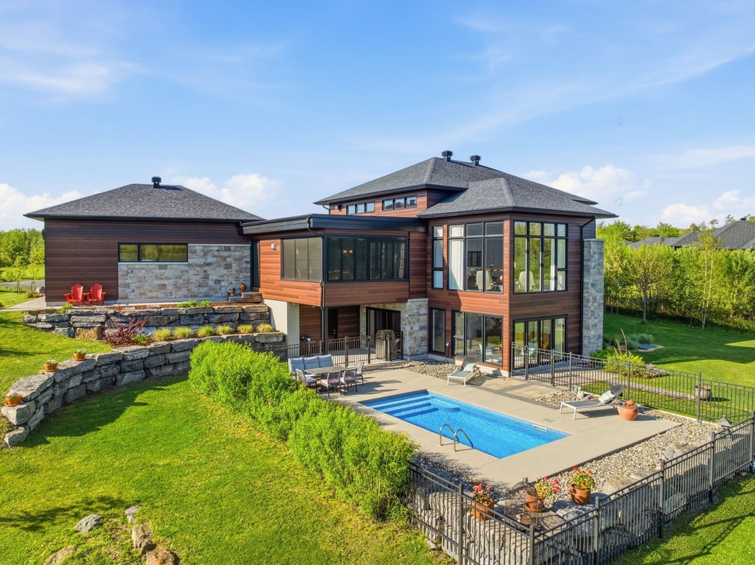 House in Bromont, Quebec, Canada 2 - 17314414