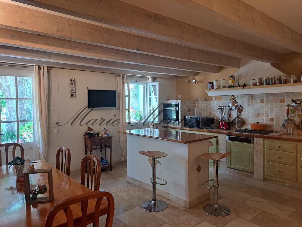 Estate in Châteaurenard, Provence-Alpes-Côte d'Azur, France 4 - 18036851
