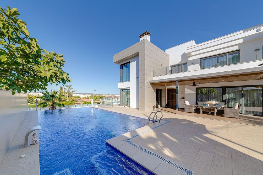 Villa in Torrevieja, Valencian Community, Spain 1 - 17136561
