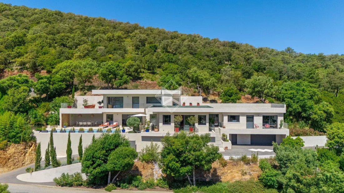 Villa in La Londe-les-Maures, Provence-Alpes-Côte d'Azur, France 1 - 15832035