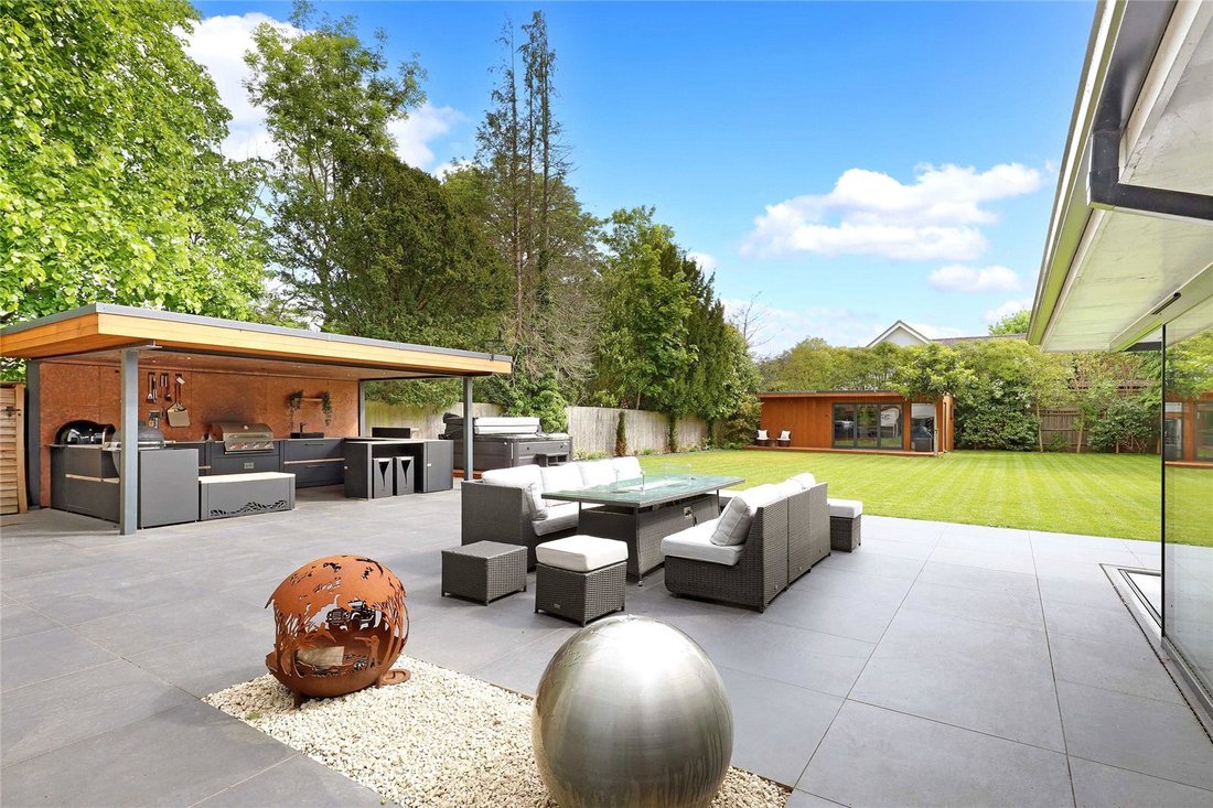 House in Beaconsfield, England 2 - 18041313