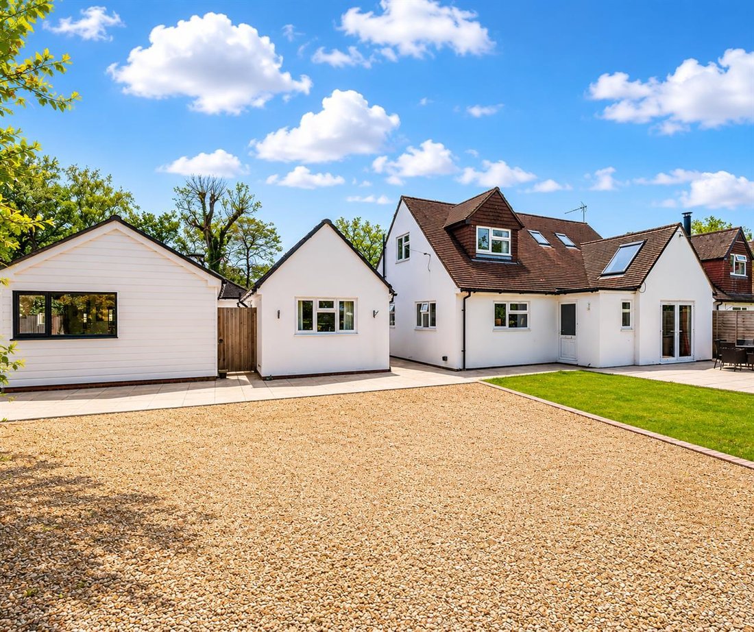 House in Guildford, England 1 - 18040248