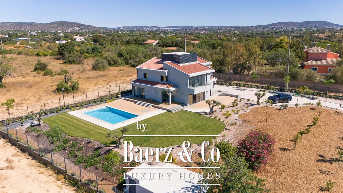 Villa in Quarteira, Algarve, Portugal 1 - 15315663
