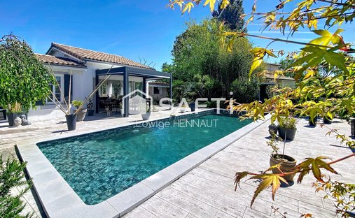 House in Est, Parempuyre, France 1