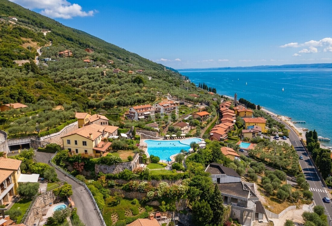 House in Brenzone sul Garda, Veneto, Italy 1 - 16705357