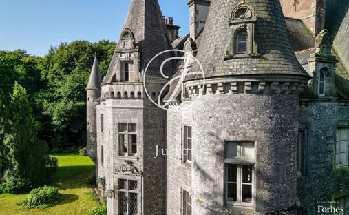 Castle in La Chapelle-Caro, Val d'Oust, France 1