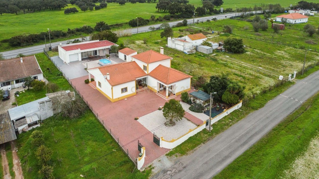 Villa in Vendas Novas, Évora District, Portugal 1 - 18038053