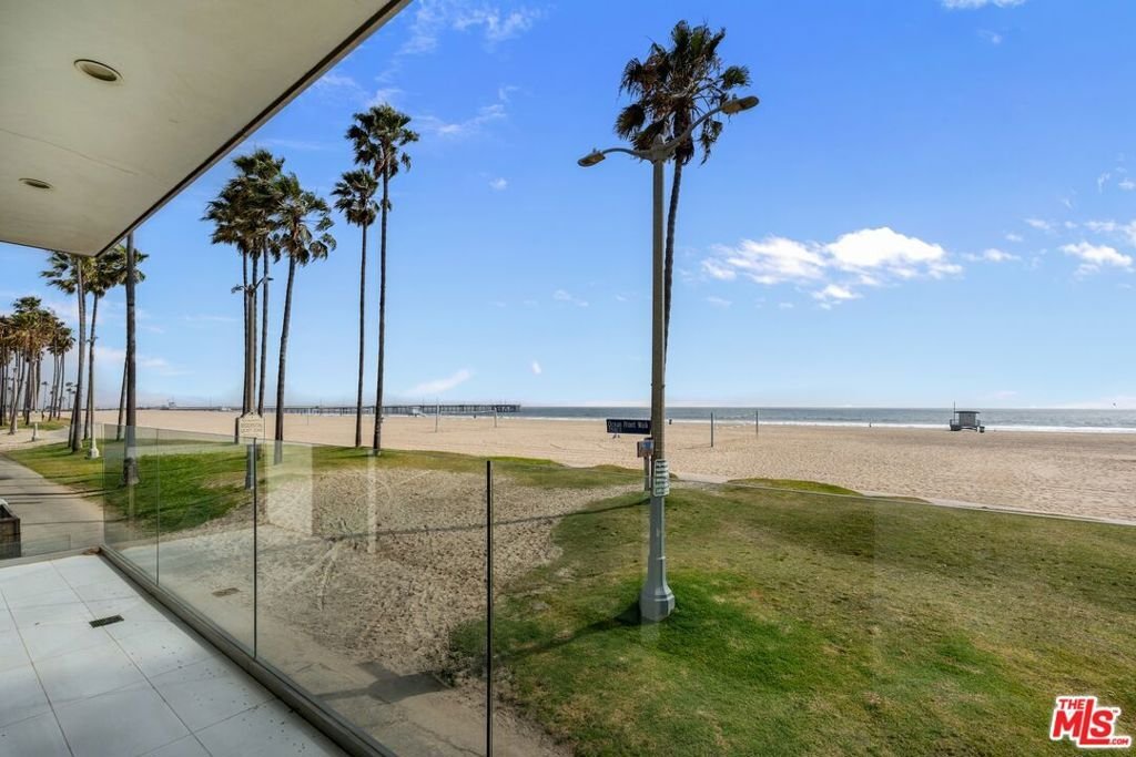 Los Angeles, California, United States 4 - 18040288