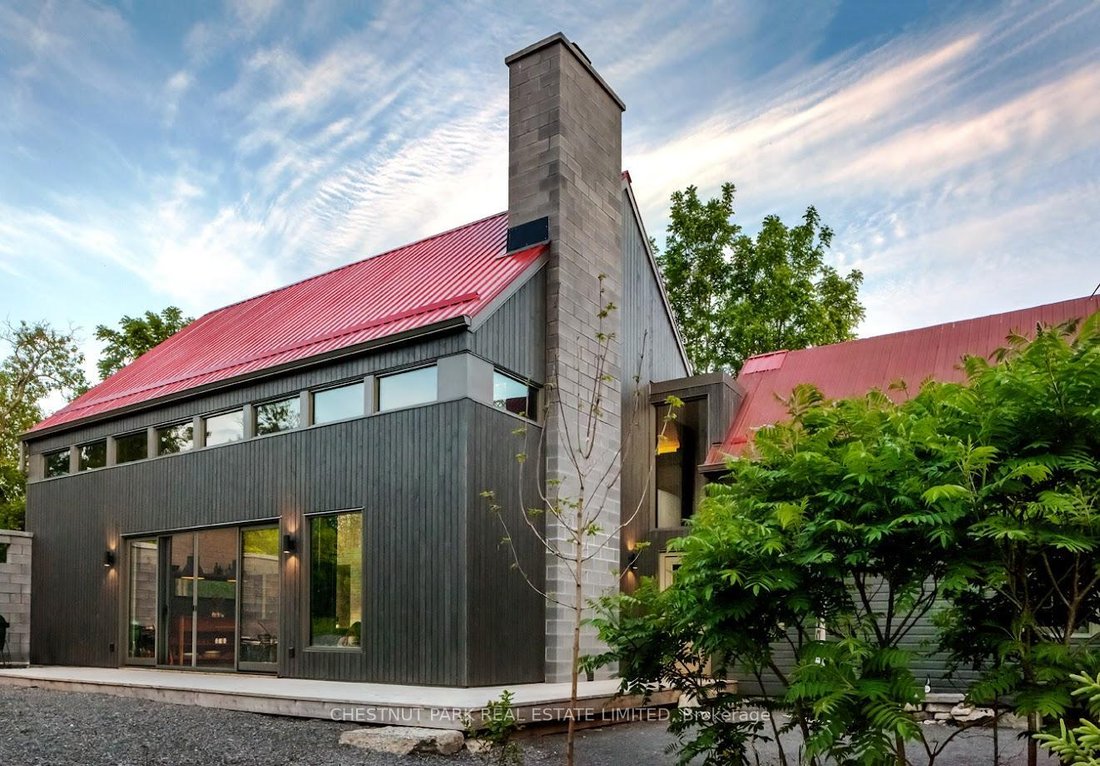 House in Prince Edward, Ontario, Canada 2 - 18045099