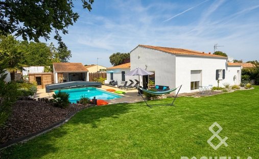 House in Sainte-Soulle, Nouvelle-Aquitaine, France 1