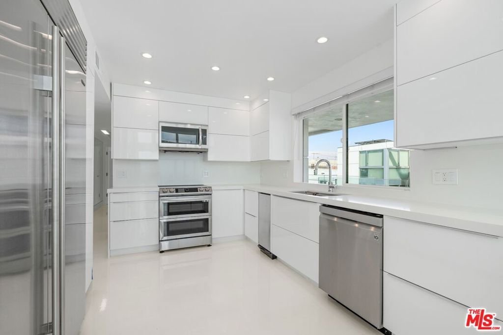 Los Angeles, California, United States 5 - 18040288