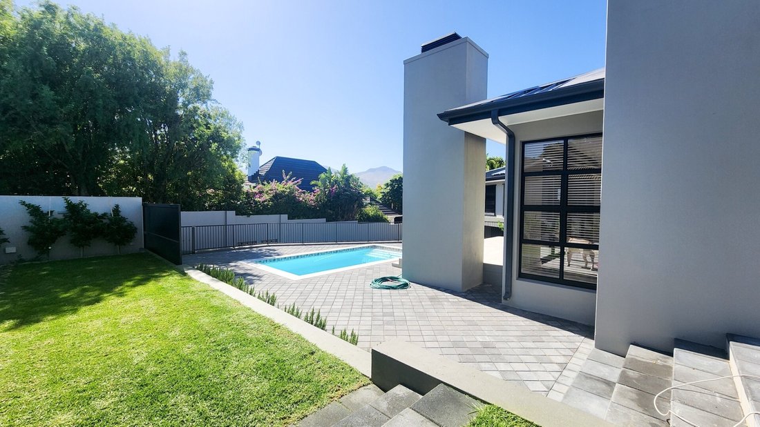 House in Courtrai, Southern Paarl, Western Cape 1 - 18041972