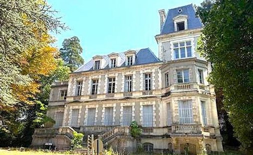 Chateau in Avèze, Okzitanien, Frankreich 1