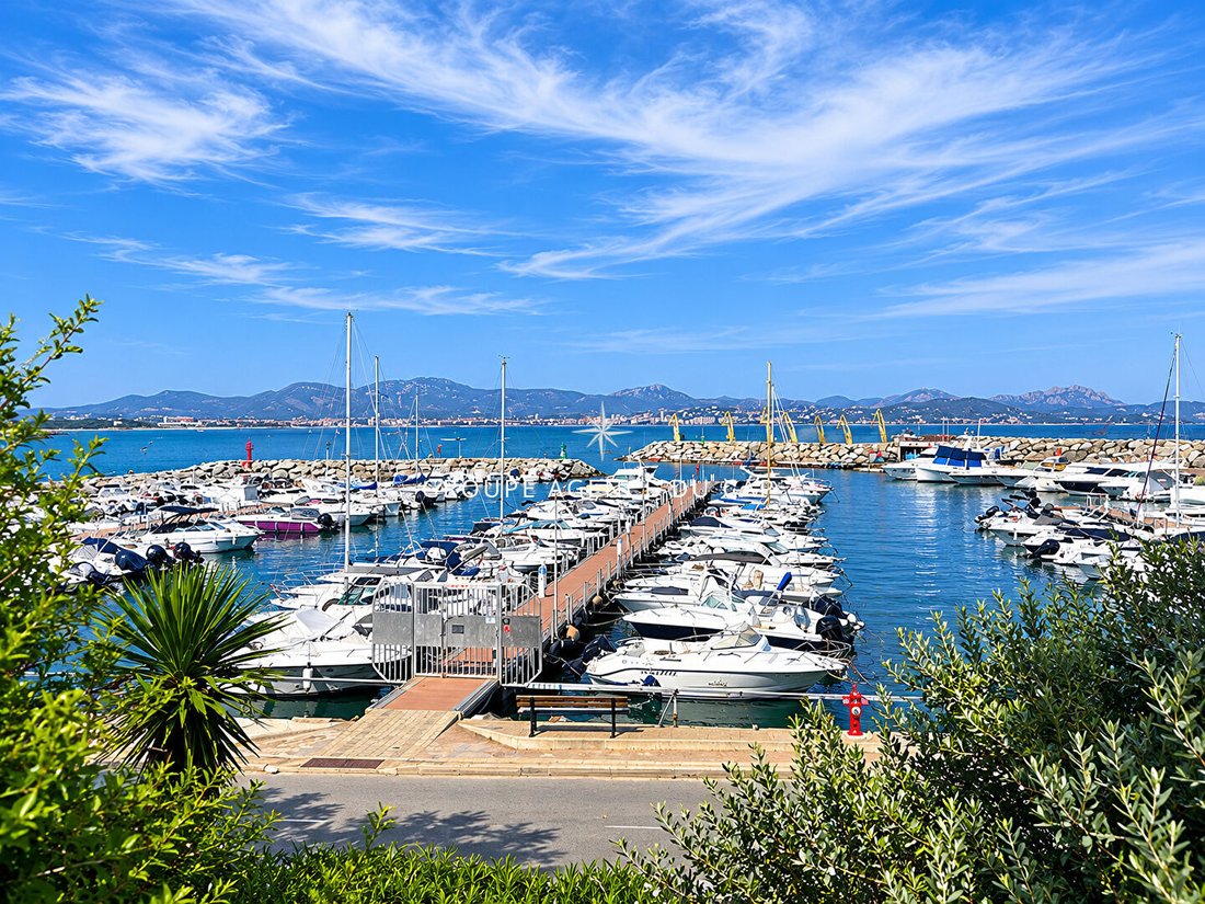 Villa in Frejus, Provence-Alpes-Côte d'Azur, France 1 - 15134364