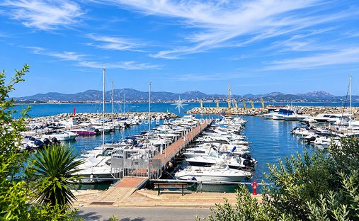 Villa in Frejus, Provence-Alpes-Côte d'Azur, France 1