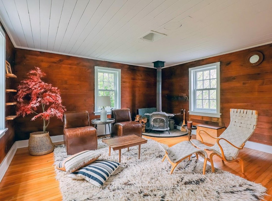 House in Prince Edward, Ontario, Canada 5 - 18045099