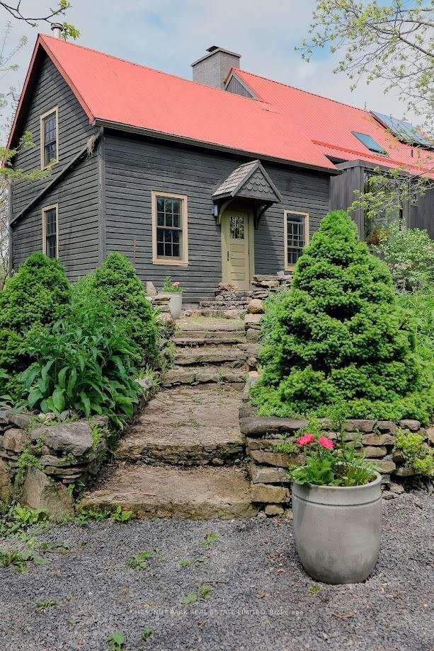 House in Prince Edward, Ontario, Canada 4 - 18045099