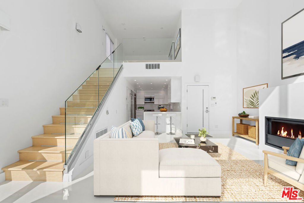 Los Angeles, California, United States 3 - 18040288