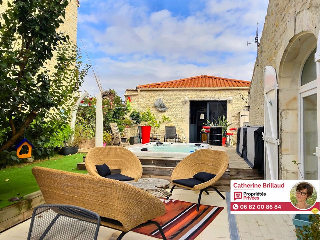 Villa in Saint-Medard-d'Aunis, Nouvelle-Aquitaine, France 1 - 18047504