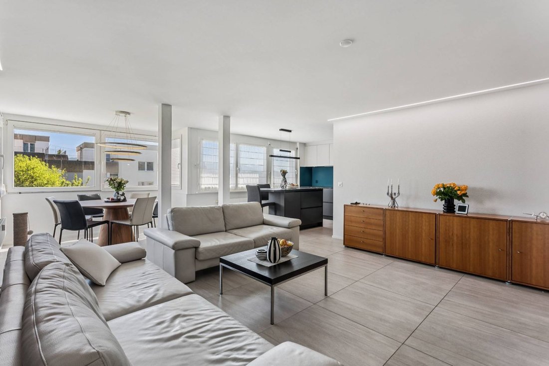 Magnificent Renovated 4.5 Room Apartment