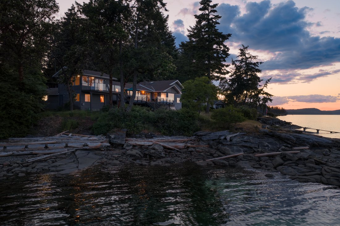 House in Ladysmith, British Columbia, Canada 2 - 18039996