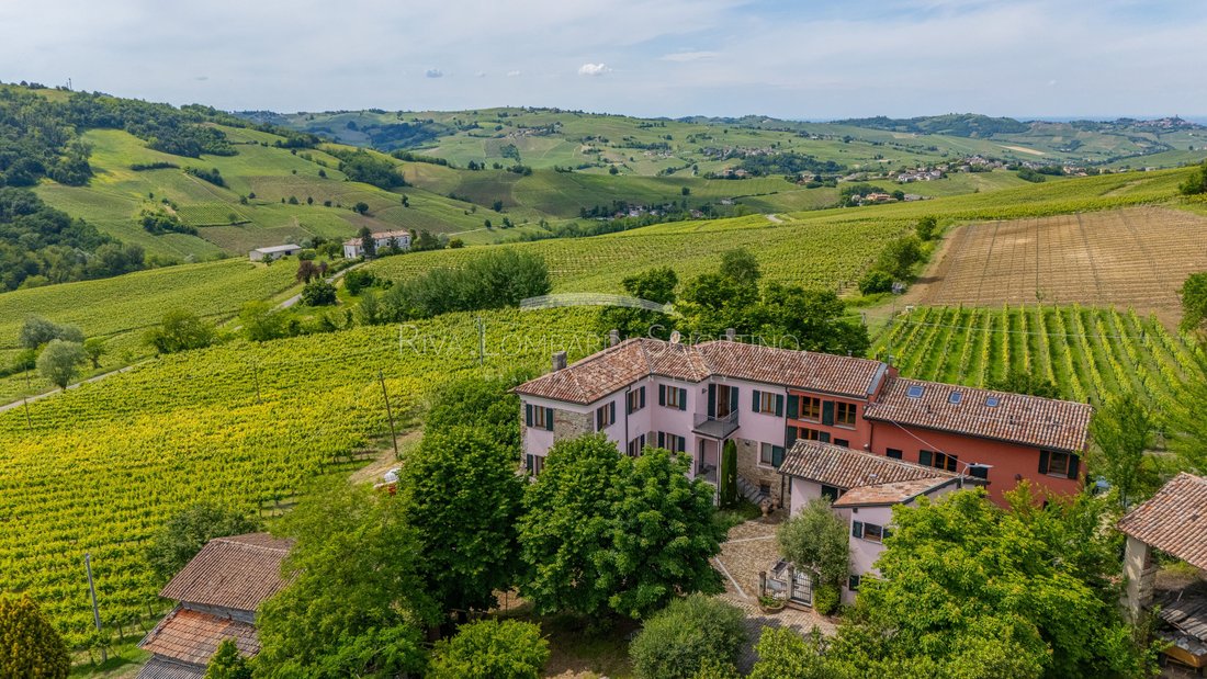 Estate in Montecalvo Versiggia, Lombardy, Italy 1 - 18035700