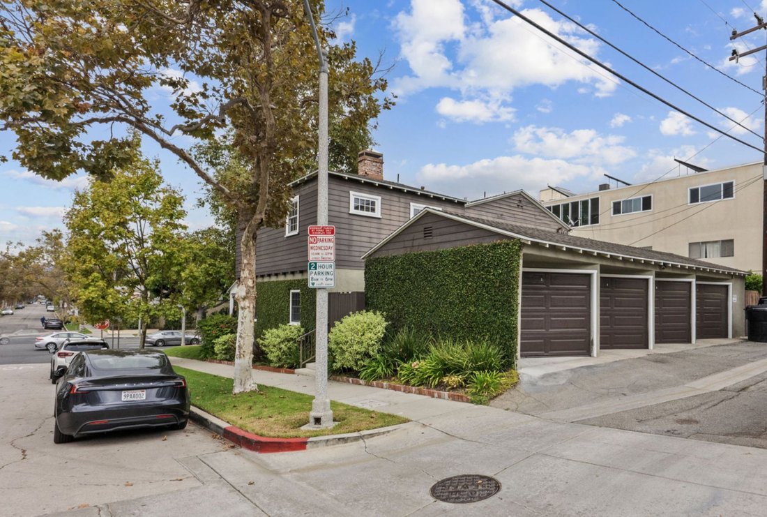 Beverly Hills, California, United States 5 - 18045654