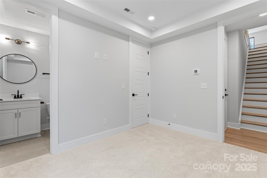 Charlotte, North Carolina, United States 3 - 18039037