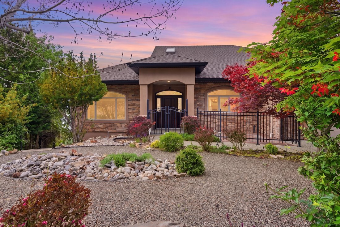 House in Kelowna, British Columbia, Canada 2 - 18042615
