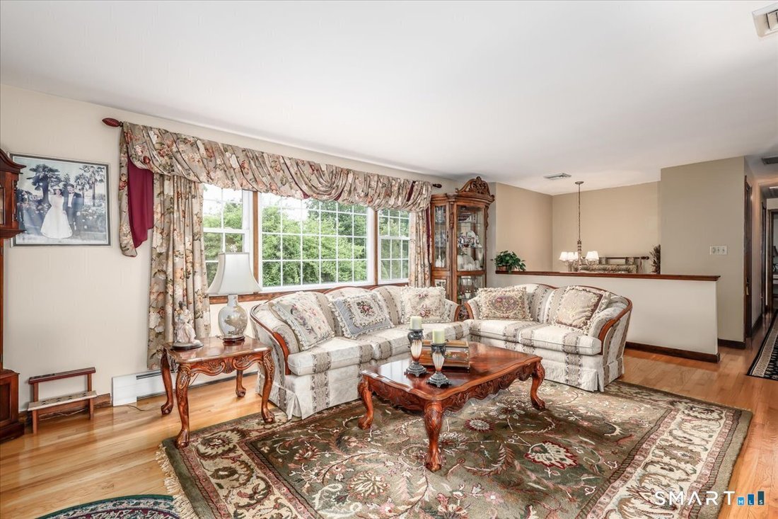 House in Shelton, Connecticut, United States 3 - 18041317