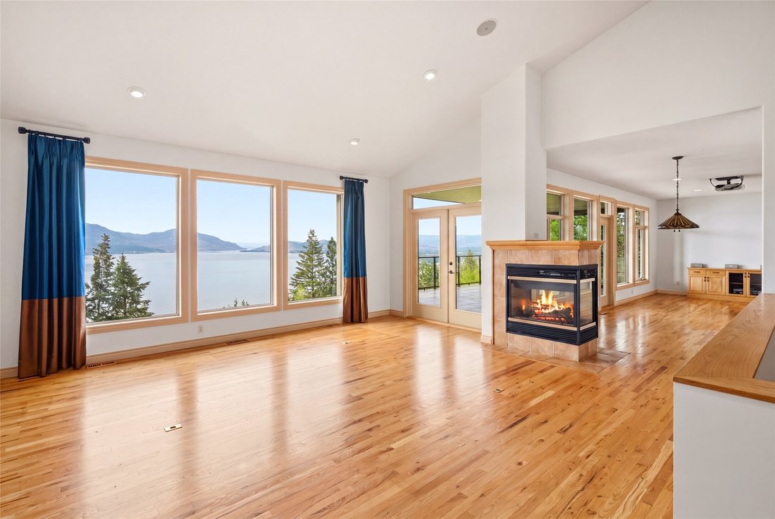 House in Kelowna, British Columbia, Canada 5 - 18042615