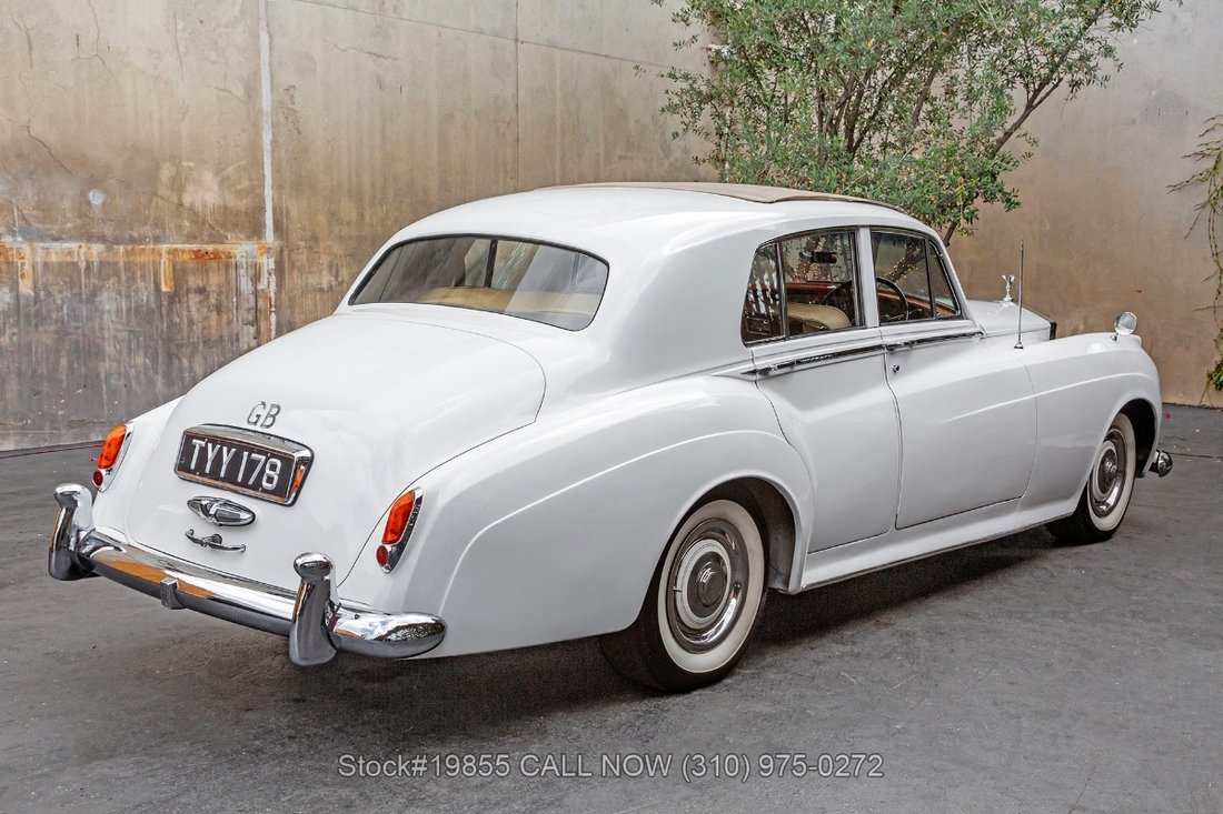 Sedan in Los Angeles, CA 5 - 18051094