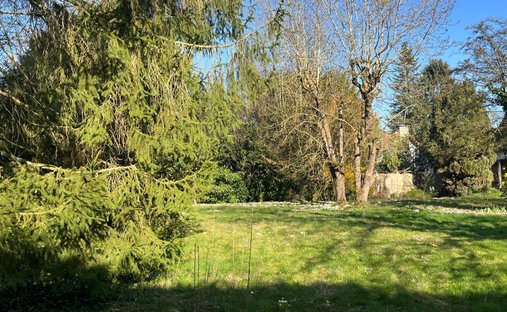 Land in Côte Saint Louis, Garches, France 1