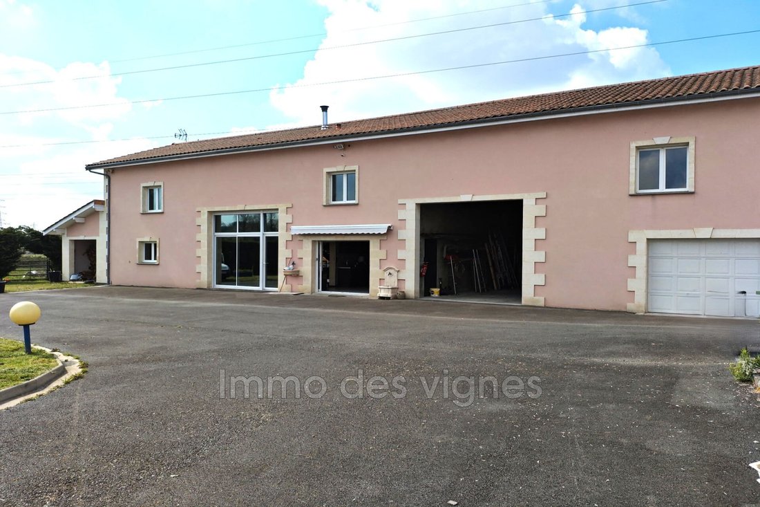 Villa in Lagrave-Le Bourg, Ambares-et-Lagrave, France 1 - 18036668