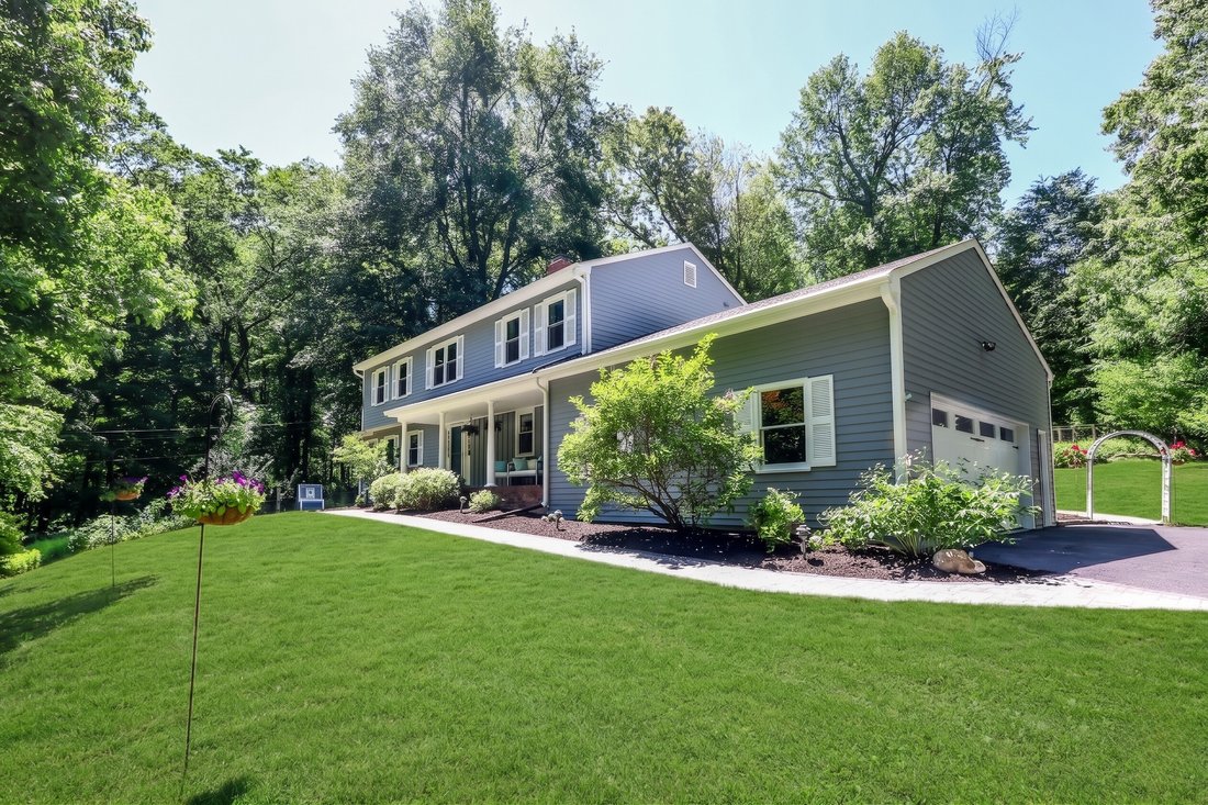 House in Newtown, Connecticut, United States 1 - 18040013