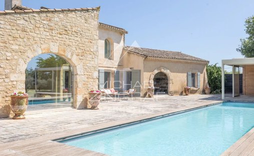 Estate in Arles, Provence-Alpes-Côte d'Azur, France 1