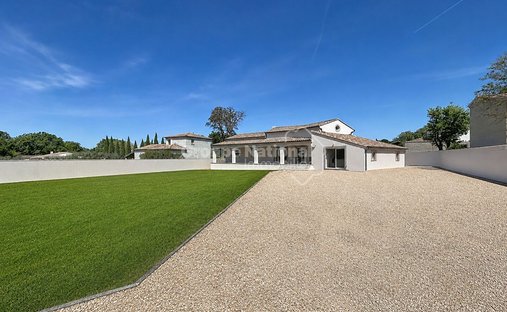 House in Mondragon, Provence-Alpes-Côte d'Azur, France 1
