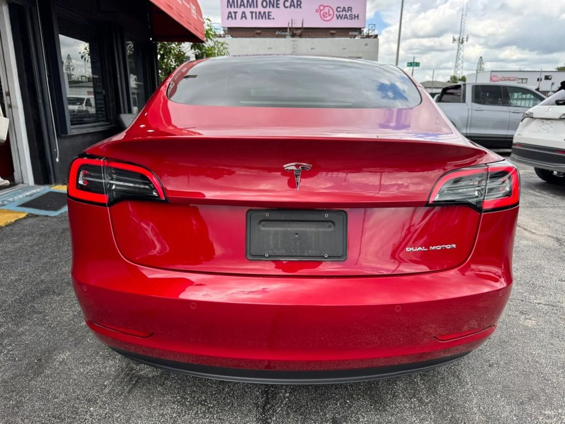 Sedan in Miami, FL, United States 5 - 18052183