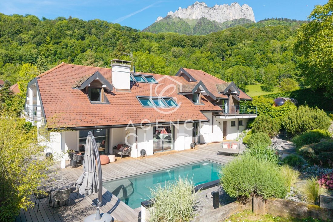 Villa in Menthon-Saint-Bernard, Auvergne-Rhône-Alpes, France 1 - 18014513