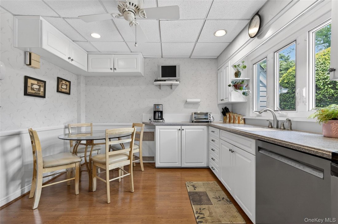 House in Merrick, New York, United States 4 - 18039938