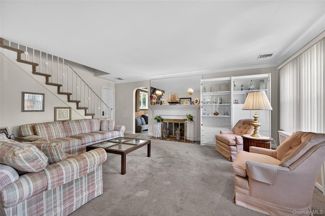 House in Merrick, New York, United States 3 - 18039938