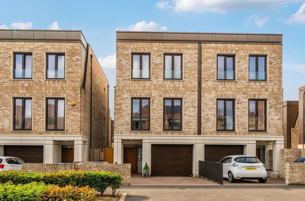 House in Mill Hill, Barnet, England 1 - 18036126