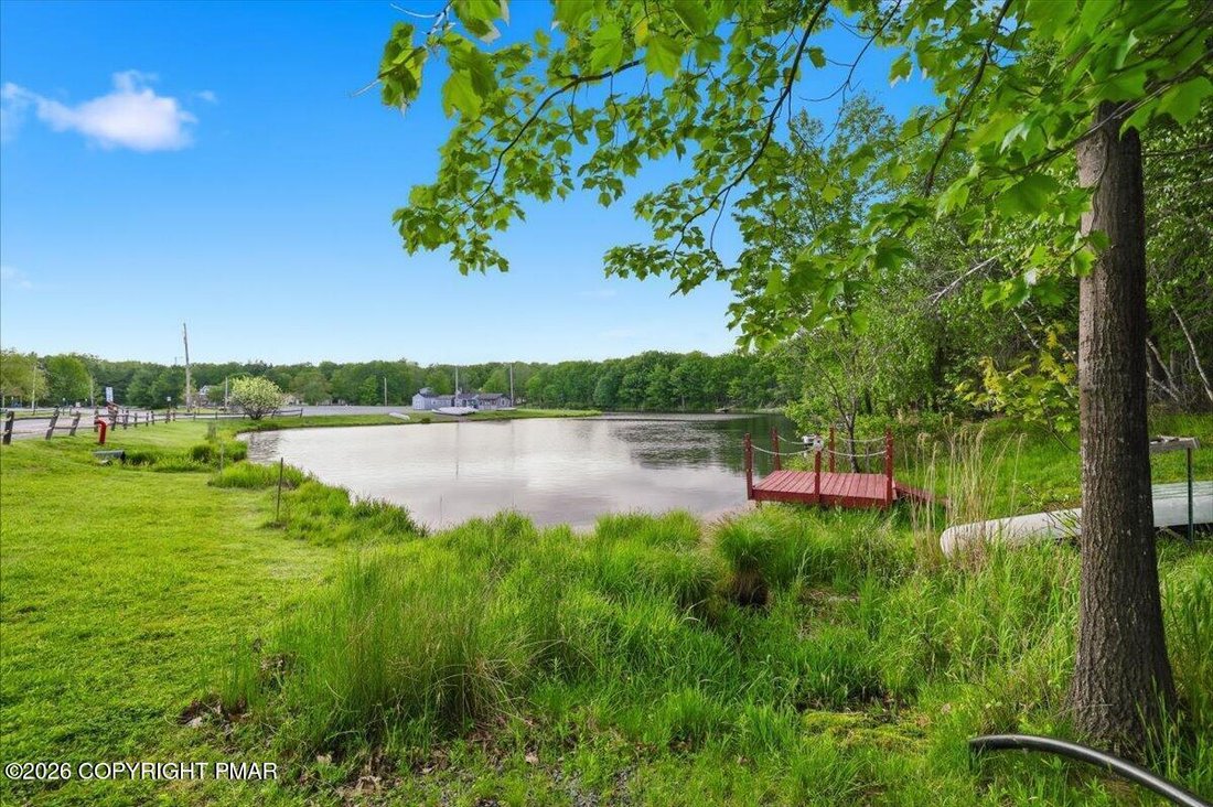 House in Arrowhead Lake, Pennsylvania, United States 3 - 18021406