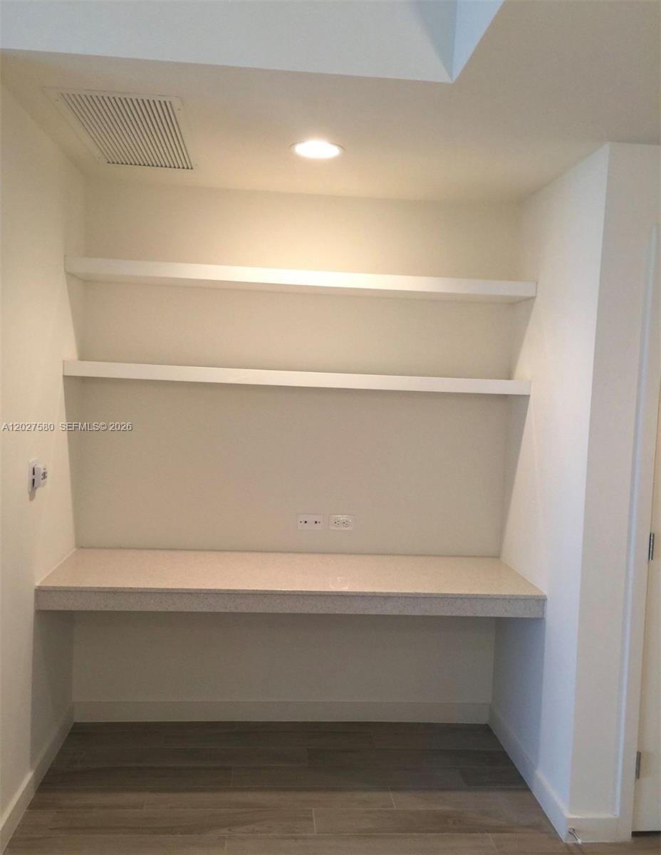 Condo in Miami, Florida, United States 4 - 18041397
